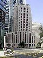 1950 年落成嘅中國銀行大廈；佢比起舊灣仔警署重要再簡約啲，但係近睇重會見到啲線條裝飾。