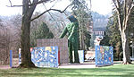 Park der Alten Abtei mit dem von André Heller geschaffenen Erdgeist, der ursprünglich auf der Expo 2000 ausgestellt war[18]