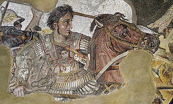لوحة فُسيفسائيَّة تُصوِّر الإسكندر الأكبر. هذه اللقطة هي جُزءٌ من لوحةٍ أكبر تُصوِّر معركة إسوس بين المقدونيين بِقيادة الإسكندر والفُرس الأخمينيين بِقيادة الشاه دارا الثالث