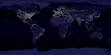 صُورةٌ ساتليَّةٌ لِلأرض ليلًا، حيثُ تبدو التجمُعات البشريَّة الكُبرى وهي تسطع بالأنوار الكهربائيَّة