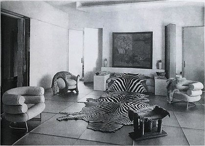 Salonul de Sticlă (Le Salon de Verre), proiectat de Paul Ruaud cu mobilă de Eileen Gray, pentru Madame Mathieu-Levy (milliner al buticului J. Suzanne Talbot), 9, rue de Lota (Paris), 1922 (publicat în L'Illustration, 27 mai 1933)