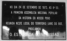 Placa comemorativa no edifício onde ocorreu a declaração de independência em 1973, Madina de Boé.