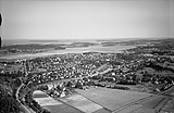 Flyfoto av Tønsberg, med blant annet jernbanelinjer og stasjonsområde 1947 Foto: Widerøe/Vestfoldmuseene