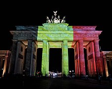 Бранденбургские ворота в Берлине, подсвеченные в цвета бельгийского флага