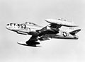 מטוס F-80 בהמראה משדה בקוריאה, ניתן לזהות את מכלי הדלק שהוסבו לפצצות נפלם, פברואר 1951.