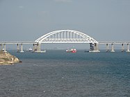 Un vaixell passant per sota del Pont de Crimea