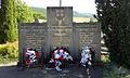 Dreifaches Denkmal in Dolné Vestenice: Opfer des Ersten Weltkriegs (links), des Zweiten Weltkriegs (Mitte) und des SNP (rechts)