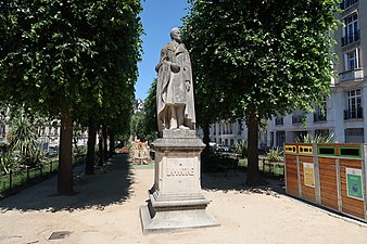 Statue de Lamartine, dans le square homonyme.