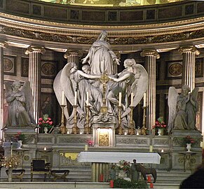 Tras el altar mayor de la iglesia de la Magdalena se dispone a modo de retablo[201]​ un grupo escultórico de Carlo Marochetti.