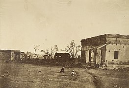 "జనరల్ వీలర్ క్యాంపు లోని ఆసుపత్రి, కాన్పూరు". (1858). మొదటిసారిగా ఈ ఆసుపత్రి వద్దనే యూరపియన్లు పెద్ద ఎత్తున ప్రాణాలు కోల్పోయారు.