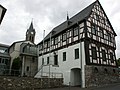 Rathaus der Gemeinde Elz mit Turm der Pfarrkirche