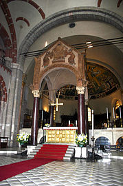 Ciborio de San Ambrosio de Milán (las columnas, del siglo IV, el dosel, posterior (entre el IX y el XII); el altar, firmado por Vuolvino, entre el año 824 y el 860.[23]​