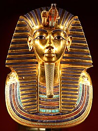 القناع الذهبي لِتوت عنخ آمون بالمتحف المصري