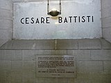 Grabmal Battistis im Mausoleum von Trient