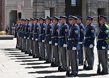 Nástup Hradní stráže na prvním nádvoří Pražského hradu