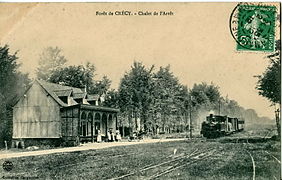 La halte de la forêt de Crécy, avec l'arrivée d'un train.