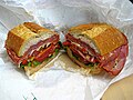 Mорски сендвич од разновидно италијанско месо.