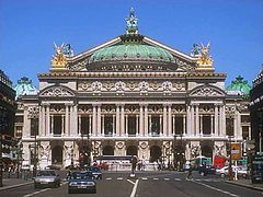 Fachada de la Palais Garnier (1875), Paris, ejercicio ecléctico presenta en este frente un estilo claramente barroco
