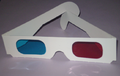 'n Rooi en siaan bril waarmee driedimensionele beelde gesien kan word
