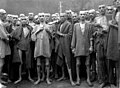 Leirin vankeja kuvattuna vuonna 1945 leirin vapauttamisen yhteydessä.