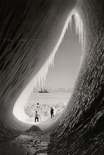 V lednu 1911 vyfotil Ponting z ledovcové grotty polárníky Taylora s Wrightem, členy Scottovy britské antarktické expedic. Na horizontu kotví Terra Nova