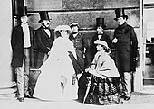 groupe familial photographié autour de la reine Victoria