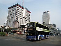Bus Tingkat Pariwisata melintasi Persimpangan Jalan KH Wahid Hasyim. (2016)