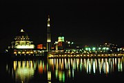 푸트르 모스크에서 찍은 총리실 야경