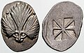 セロリ（セリノン）の葉がデザインされたドラクマコイン。裏には8つに分割された正方形が刻印されている。紀元前540/530-510年頃。