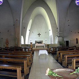El altar de la iglesia de San Engelberto (Colonia)[203]​ muestra la simplicidad decorativa de las iglesias del siglo XX.