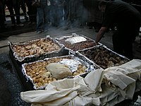 يتم تحضير هانجي ، وهي طريقة ماوري نيوزيلندية لطهي الطعام للمناسبات الخاصة باستخدام الصخور الساخنة المدفونة في فرن الحفرة.