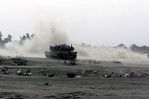 Амерыканскі танк M1 Abrams вядзе бой пад Ум-Касрам, 23 сакавіка.