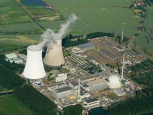 Luftaufnahme des Kernkraftwerks Philippsburg (2006). Beide Kühltürme wurden 2020 gesprengt.