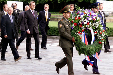 El presidente Vladímir Putin lleva una ofrenda floral al monumento.