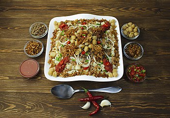 الكشري، إحدى أشهر المأكولات الشعبيَّة في مصر