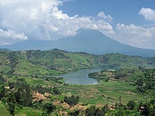 Foto danau dengan Pegunungan Virunga di belakang.