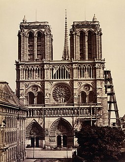 Fasad barat Notre-Dame pada awal tahun 1860-an, menjelang akhir pemugaran. Puncak menara dibangun kembali dan sebagian patung raja dipugar.