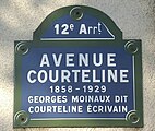 La plaque de rue de l’avenue Courteline à Paris.