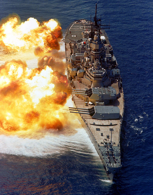 De USS Iowa vuurt alle kanonnen.