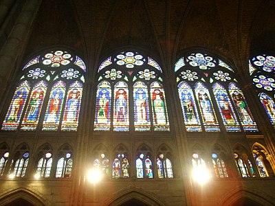 Zastekljen triforij (sredinska raven) in svetlobno nadstropje, kjer okna zapolnjujejo skoraj celotno steno, vidna značilnost rayonnant gotike. (sedanja okna iz 19. st.)