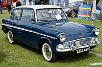 Ford Anglia Super 105E (1965) med stribe