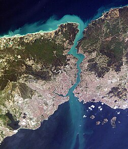 Photo satellite de la plus grande ville turque, Istanbul, construite sur les deux rives du détroit du Bosphore qui relie la mer Noire (au Nord) à la mer de Marmara (au Sud) et qui sépare le Sud de l’Europe de l’Asie occidentale. (définition réelle 1 000 × 1 163*)