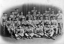 Photographie d'un groupe de soldats blancs en uniformes de style colonial