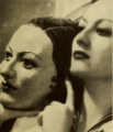 Joan Crawford tana sanye da goshi mai fensir wanda aka saba na salon 1930s.