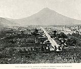 Fotografía desde el cerro del Manchén en 1896, a pocas cuadras de distancia de la plaza principal. Se distinguen el palacio de los Capitanes Generales y el templo de La Merced, que es el más próximo.