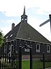 Stolphoevekerkje: Hervormde Kerk. Ongeveer vierkant houten gebouwtje in de vorm van een stelphoeve
