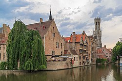 Ang Rozenhoedkaai [nl] (kanal) sa Brujas kasama ang belfry sa likuran