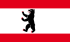 Die Landesflagge von Berlin besteht aus zwei äußeren roten Querstreifen und einem breiteren weißen Querstreifen im Innern. In der Mitte des weißen Querstreifens befindet sich ein nach links stehender schwarzer Bär, dessen rote Tatzen und Zunge ausgestreckt sind.