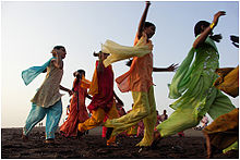 Gujaratisk ungjenter dansar garba i salvar kamiz.