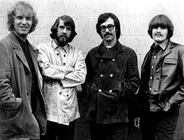 Creedence Clearwater Revival in 1968. From left to right: Tom Fogerty, دوق کلیفورد, Stu Cook and جان فوقرتی.
